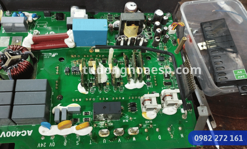 Kiểm tra Servo Delta ASDA-A2 Kỹ thuật viên kiểm tra driver motor và encoder Servo Delta ASDA-A2