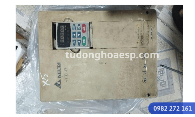 Bo mạch biến tần Delta VFD-B minh họa hệ thống biến tần công nghiệp cũ