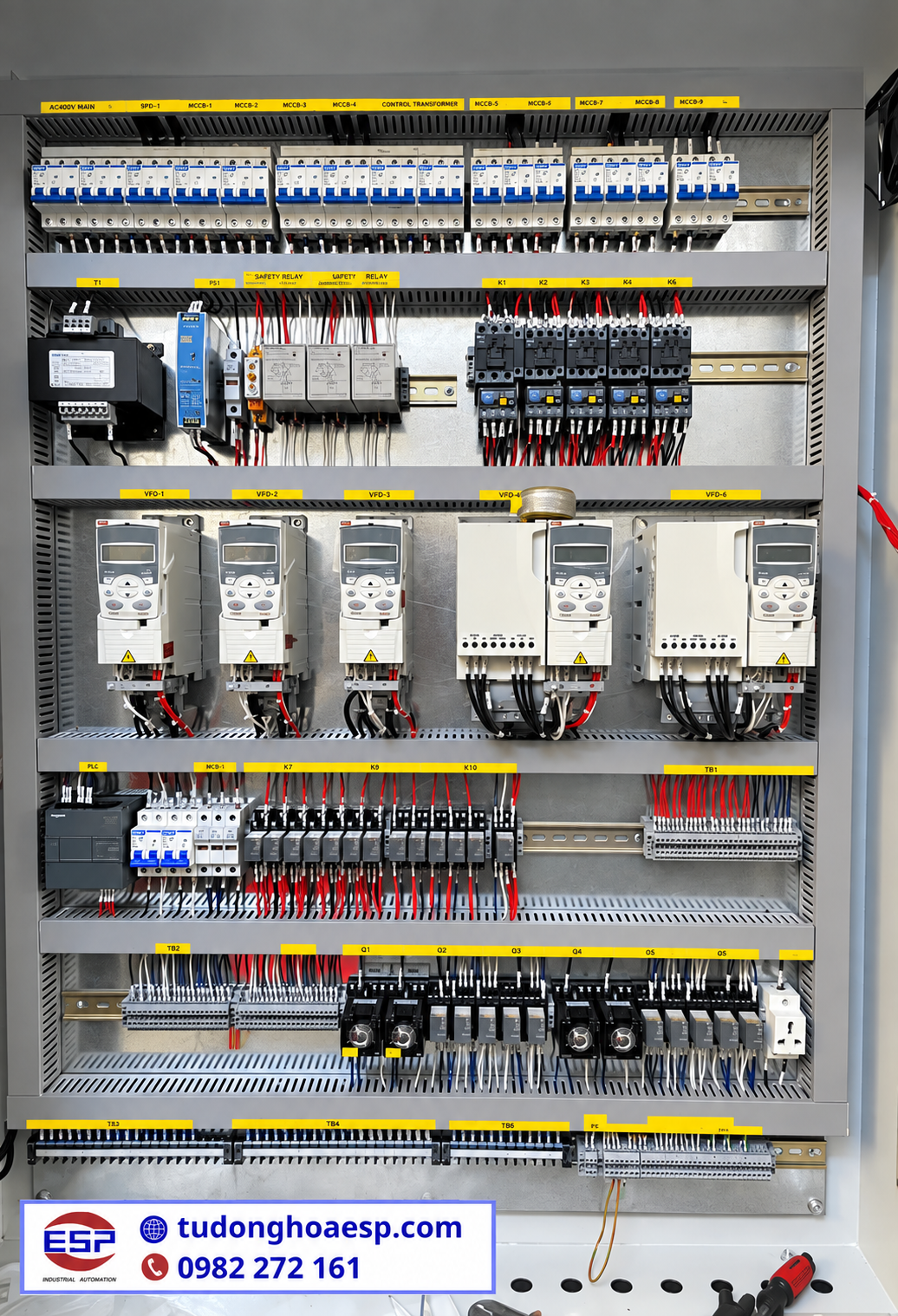 Dây dẫn và thiết bị bên trong tủ PLC phục vụ kiểm tra I O