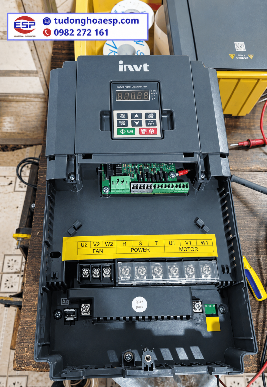 Kiểm tra board và bộ nhớ biến tần tại xưởng Kỹ thuật viên kiểm tra board điều khiển khi biến tần bị mất thông số