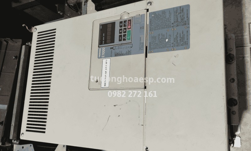 Biến tần Yaskawa E1000 trong tủ điện điều khiển quạt và bơm công nghiệp
