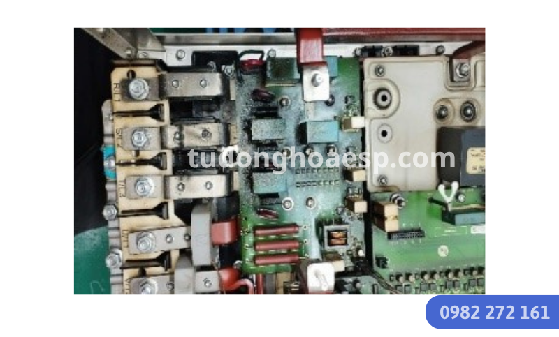 Kiểm tra nguồn, tải, motor và tín hiệu trước khi tháo thiết bị.