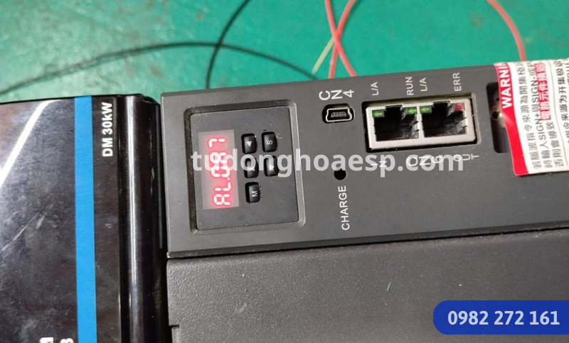 Kỹ thuật viên kiểm tra hệ servo Delta ASDA-H3 đa trục trong tủ điện nhà máy