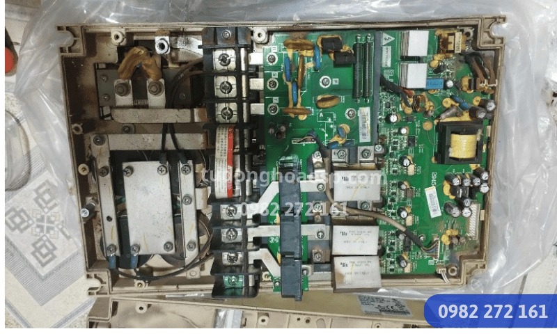Kỹ thuật viên kiểm tra đấu dây biến tần Delta VFD-B trong tủ điện công nghiệp