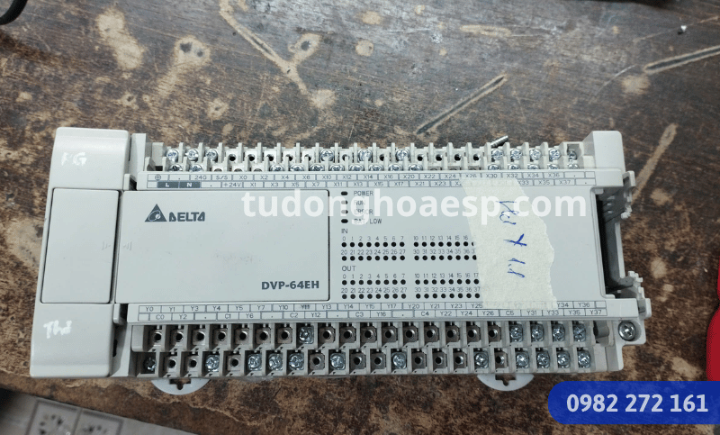 PLC Delta DVP64EH00T3 trong tủ điều khiển công nghiệp