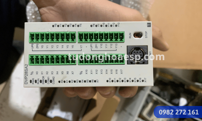 PLC Delta DVP28SA211T 16 ngõ vào 12 ngõ ra transistor 2	Sau bảng thông số	Infographic thông số 24VDC, 16DI, 12DO, xung và truyền thông	1200×675	thong-so-plc-delta-dvp28sa211t.png	/wp-content/uploads/2026/07/thong-so-plc-delta-dvp28sa211t.png	Bảng thông số kỹ thuật PLC Delta DVP28SA211T 3	Phần ứng dụng	PLC trong tủ điện kết nối HMI, biến tần, servo và cảm biến	1200×675	ung-dung-plc-delta-dvp28sa211t.png	/wp-content/uploads/2026/07/ung-dung-plc-delta-dvp28sa211t.png	Ứng dụng PLC Delta DVP28SA211T trong tủ điều khiển máy 4	Phần đấu nối	Sơ đồ nguyên lý kết nối PLC với HMI, RS-485, servo và cảm biến	1200×675	so-do-ket-noi-plc-delta-dvp28sa211t.png	/wp-content/uploads/2026/07/so-do-ket-noi-plc-delta-dvp28sa211t.png	Sơ đồ kết nối PLC Delta DVP28SA211T với HMI biến tần servo