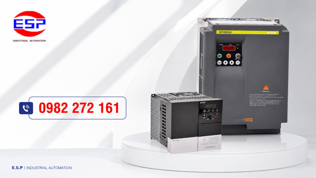 Kỹ thuật viên kiểm tra biến tần cẩu trục trong tủ điện nhà máy
